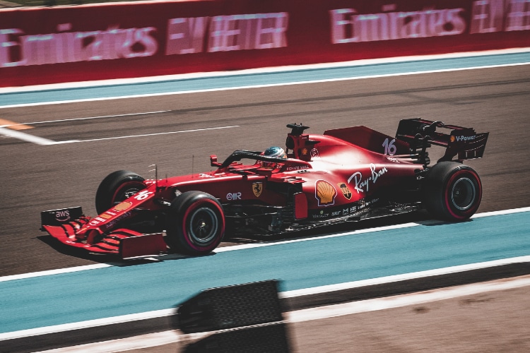 Ferrari encerra parceria com a Velas, empresa de blockchain e NFTs