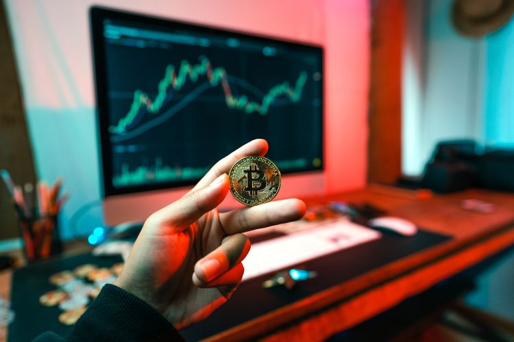 Bitcoin em alta com BlacRock e Pepecoin salta 15%. Veja como anda o mercado